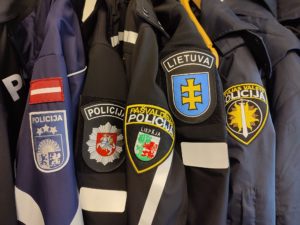 Latvijas un Lietuvas policiju emblēmas uz virsjakām
