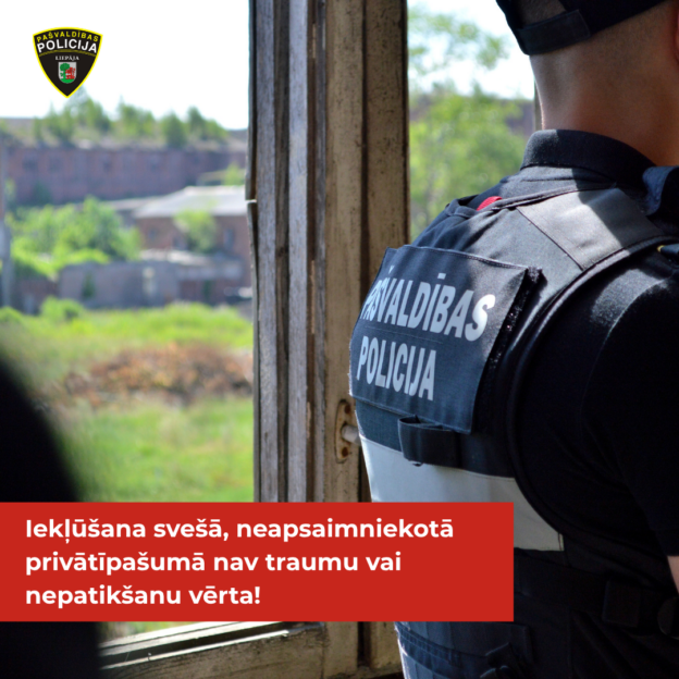 Policists pie neapsaimniekotas ēkas lloga